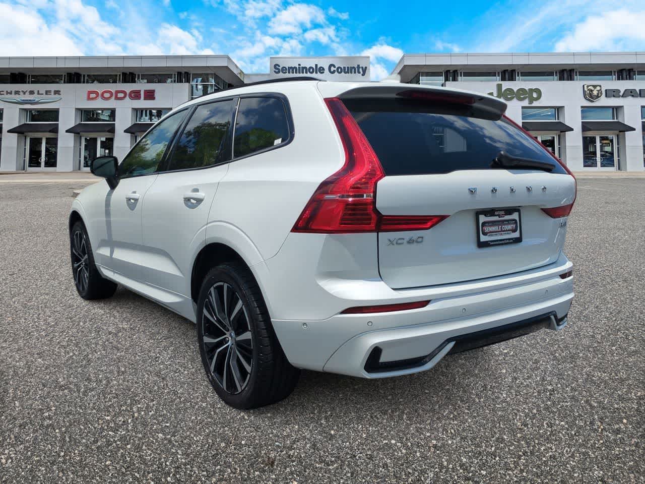 Volvo XC60 B5 Plus 2024 con tema oscuro