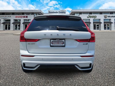 Volvo XC60 B5 Plus 2024 con tema oscuro