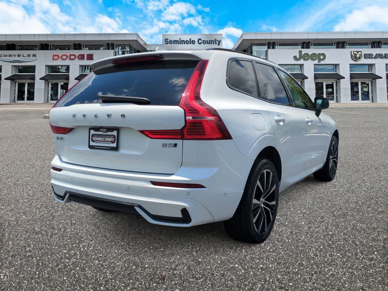 Volvo XC60 B5 Plus 2024 con tema oscuro