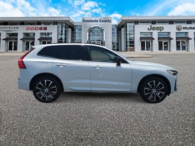 Volvo XC60 B5 Plus 2024 con tema oscuro