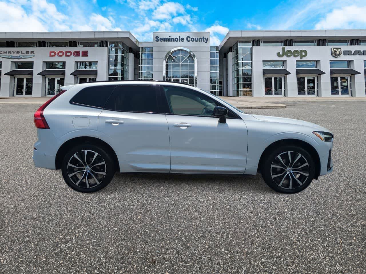 Volvo XC60 B5 Plus 2024 con tema oscuro