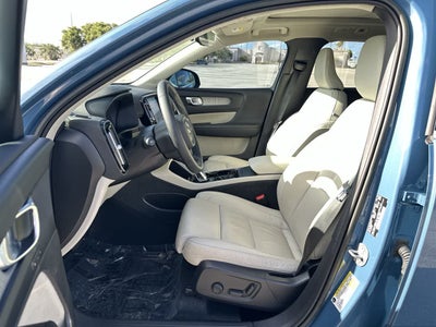 Volvo XC40 B5 Plus 2023, tema «Bright»