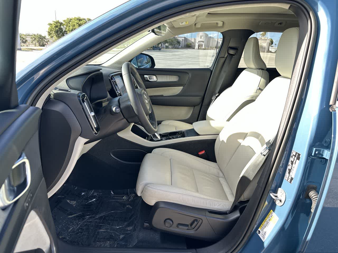 Volvo XC40 B5 Plus 2023, tema «Bright»