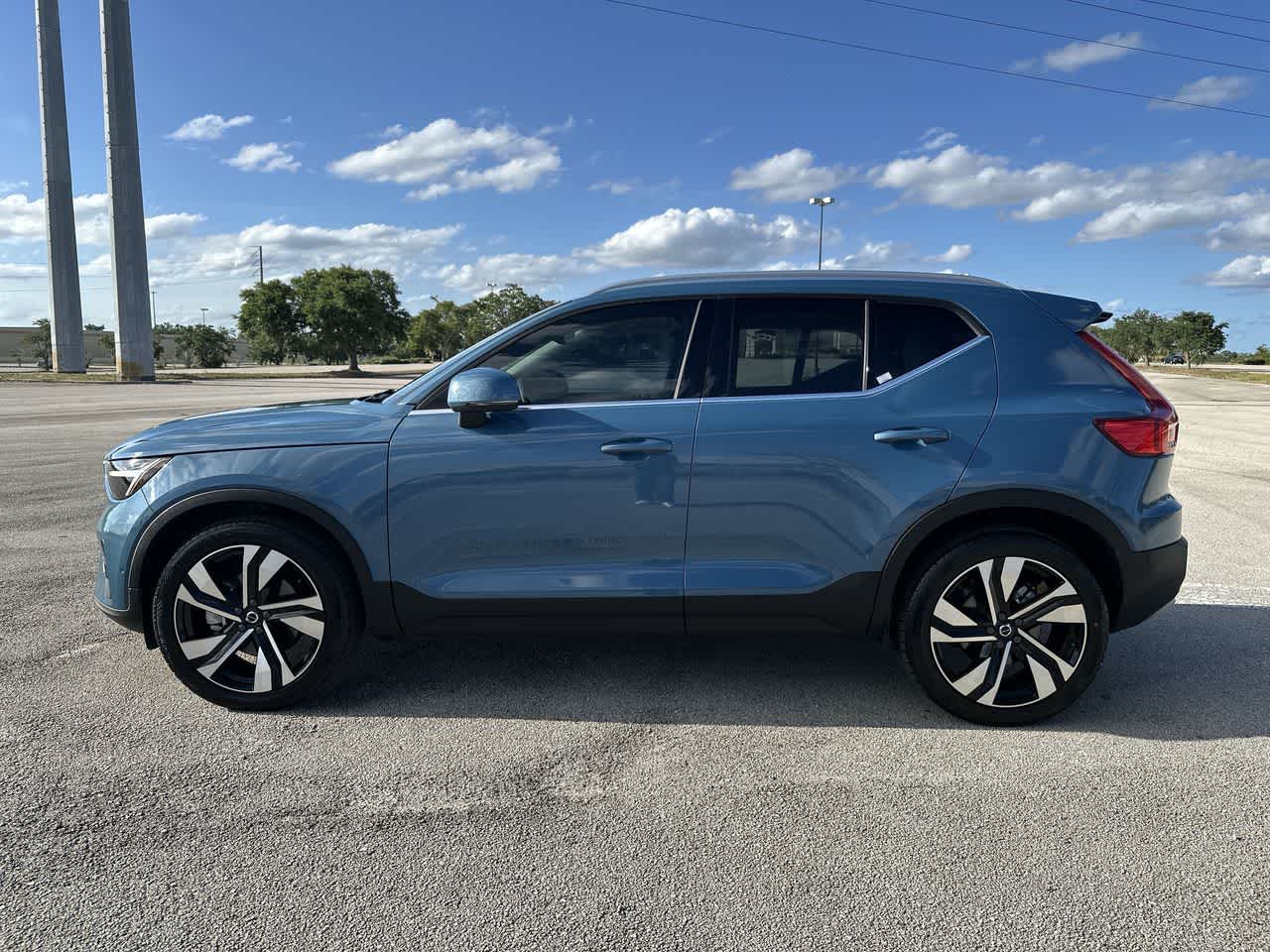 Volvo XC40 B5 Plus 2023, tema «Bright»