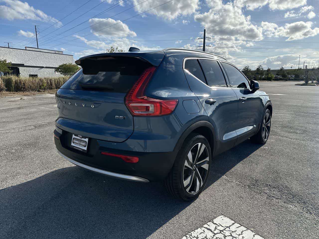 Volvo XC40 B5 Plus 2023, tema «Bright»