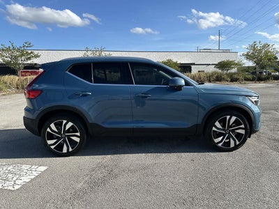 Volvo XC40 B5 Plus 2023, tema «Bright»
