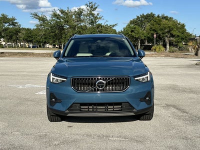 Volvo XC40 B5 Plus 2023, tema «Bright»