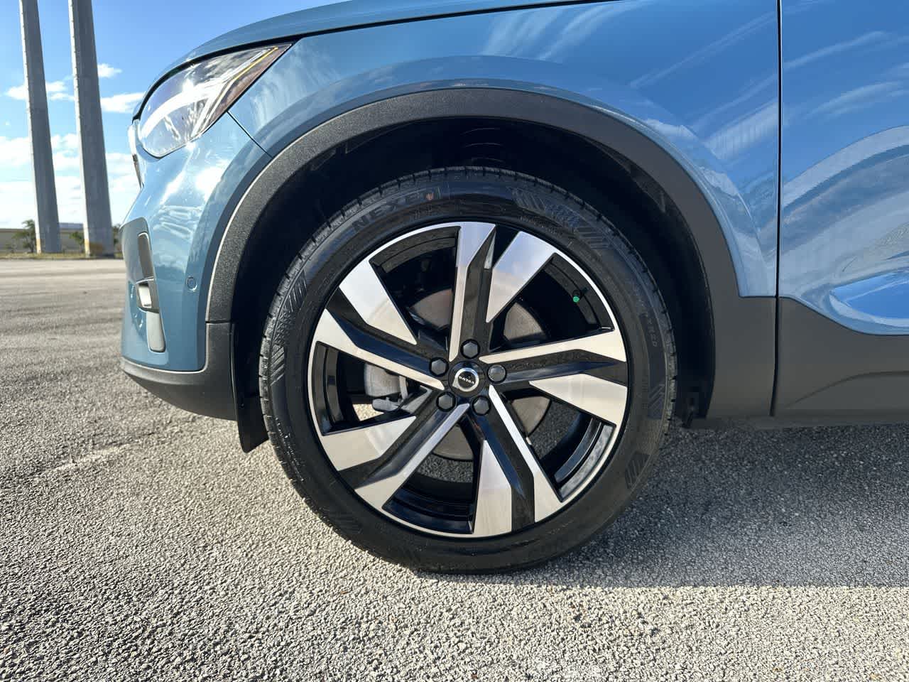 Volvo XC40 B5 Plus 2023, tema «Bright»