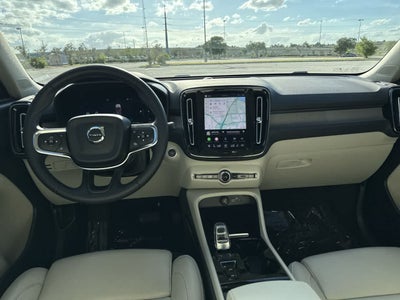 Volvo XC40 B5 Plus 2023, tema «Bright»