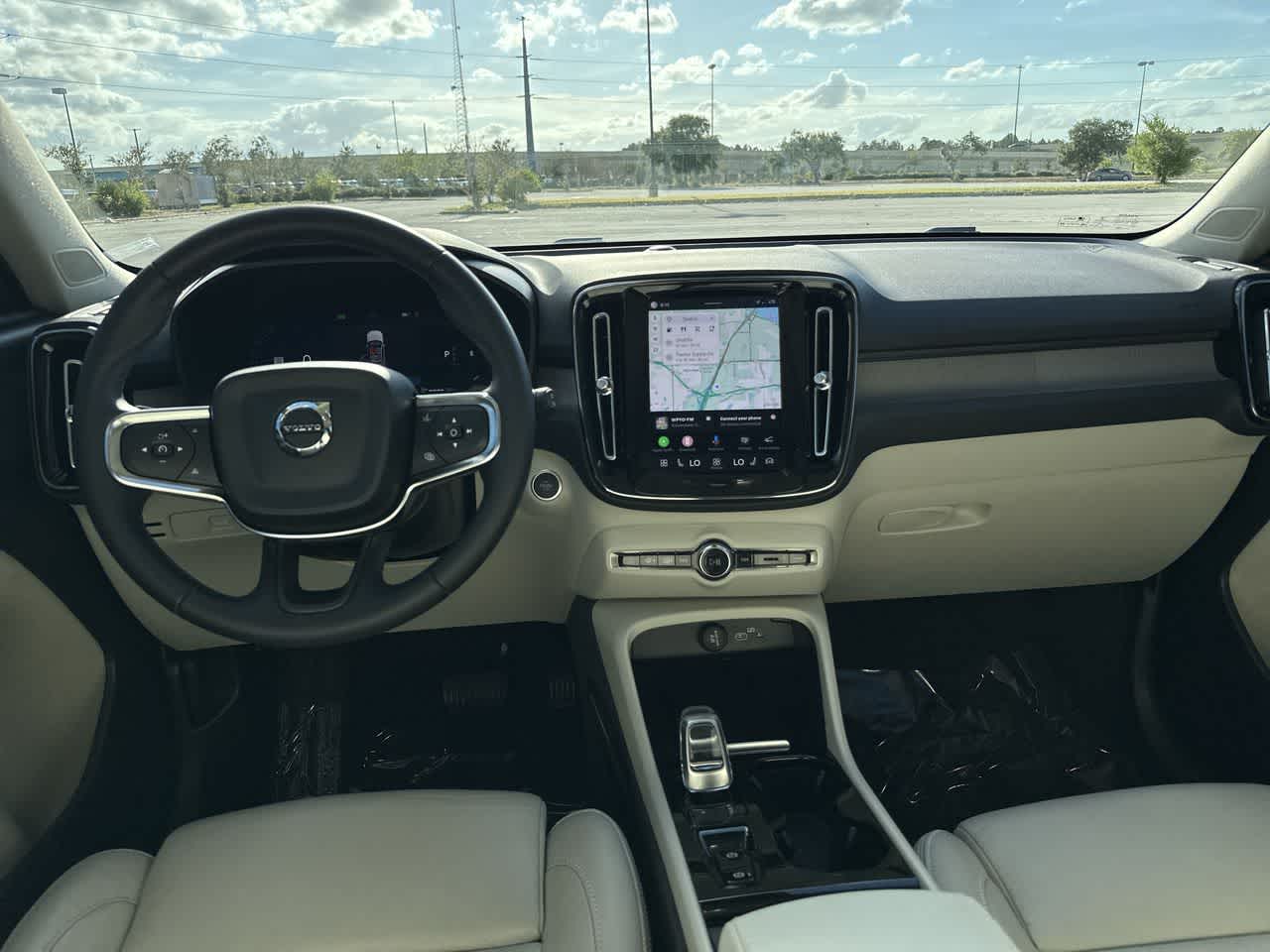 Volvo XC40 B5 Plus 2023, tema «Bright»
