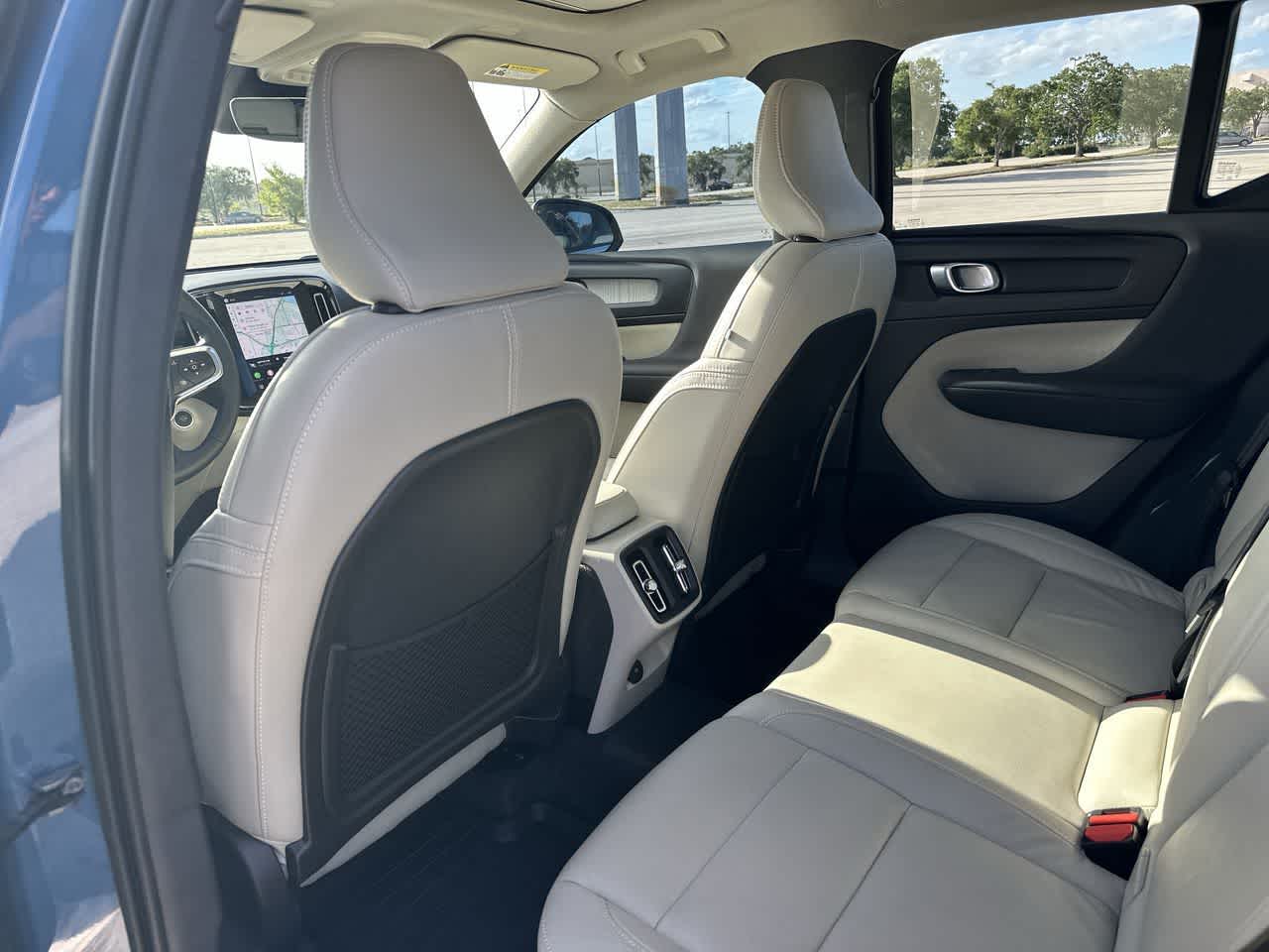 Volvo XC40 B5 Plus 2023, tema «Bright»