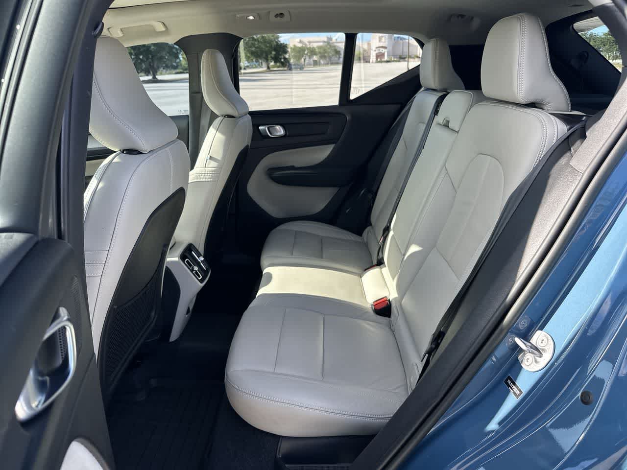 Volvo XC40 B5 Plus 2023, tema «Bright»