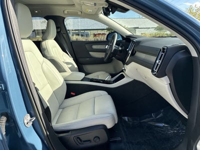 Volvo XC40 B5 Plus 2023, tema «Bright»