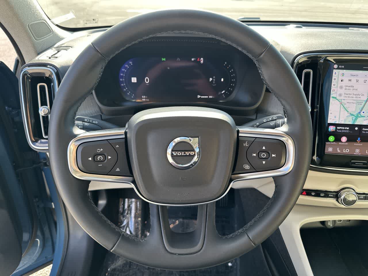 Volvo XC40 B5 Plus 2023, tema «Bright»
