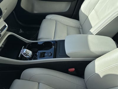 Volvo XC40 B5 Plus 2023, tema «Bright»