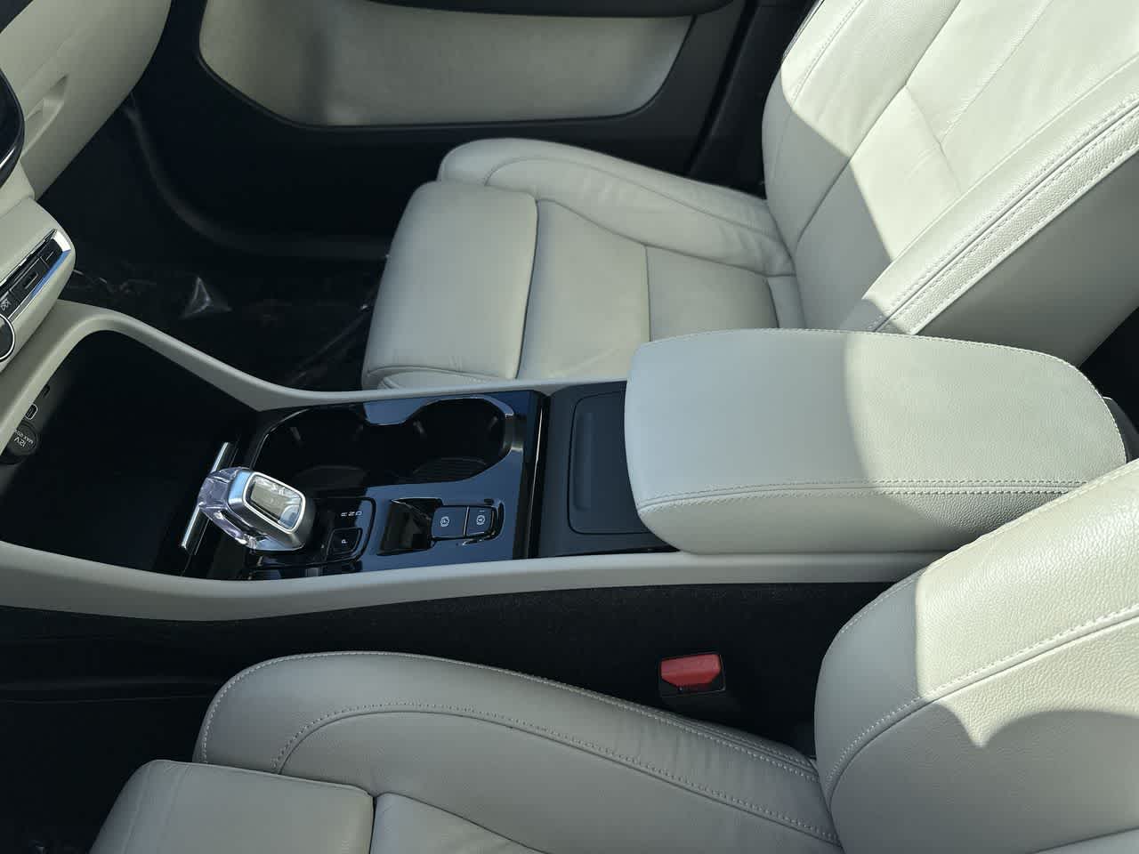 Volvo XC40 B5 Plus 2023, tema «Bright»