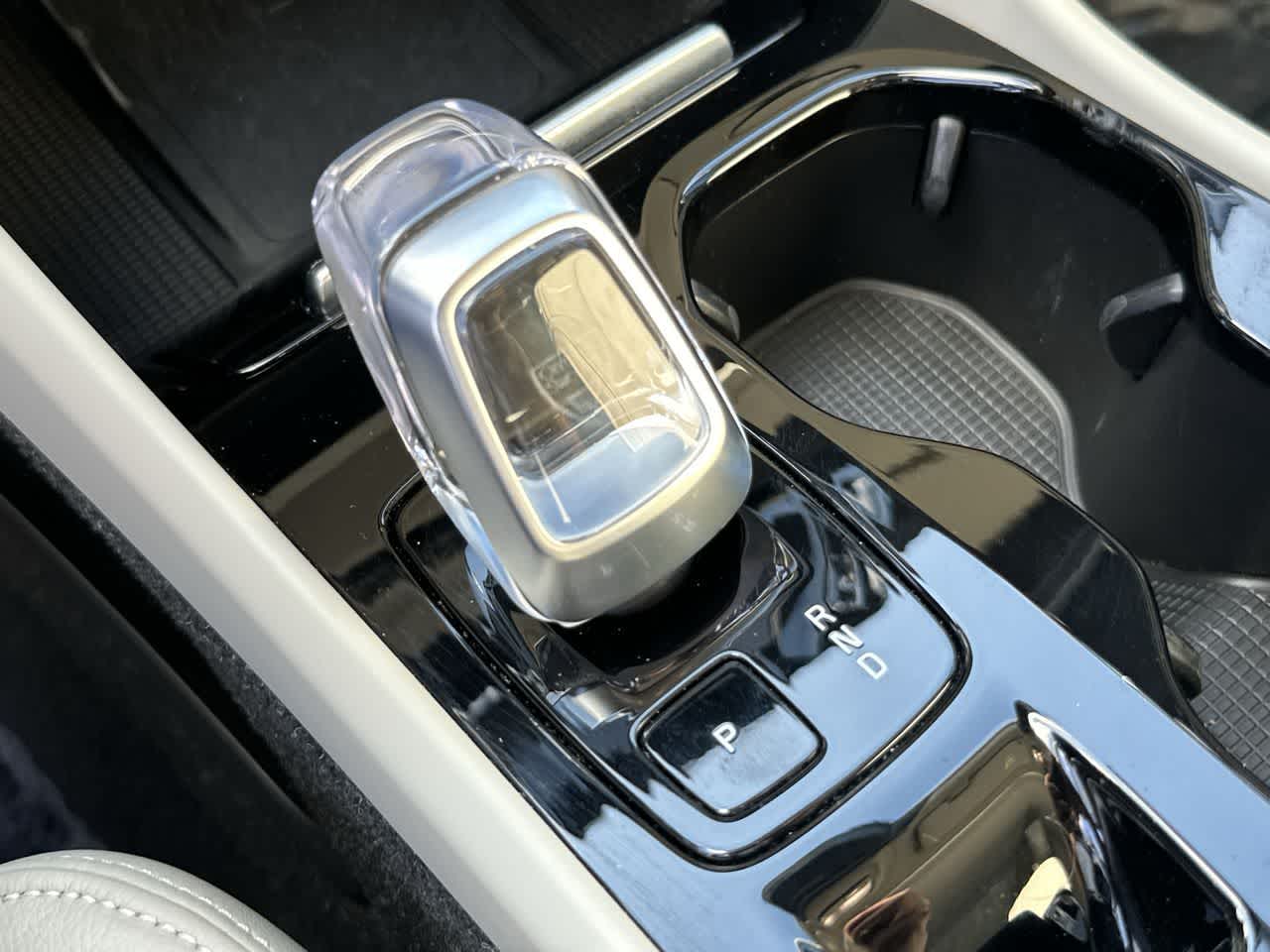 Volvo XC40 B5 Plus 2023, tema «Bright»