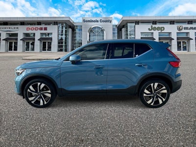 Volvo XC40 B5 Plus 2023, tema «Bright»