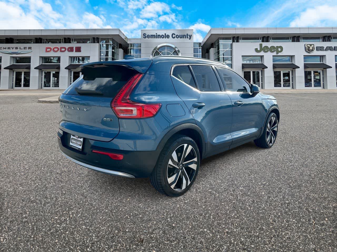 Volvo XC40 B5 Plus 2023, tema «Bright»