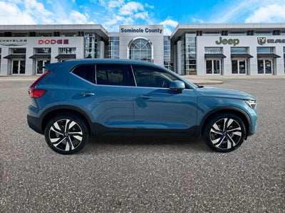 Volvo XC40 B5 Plus 2023, tema «Bright»