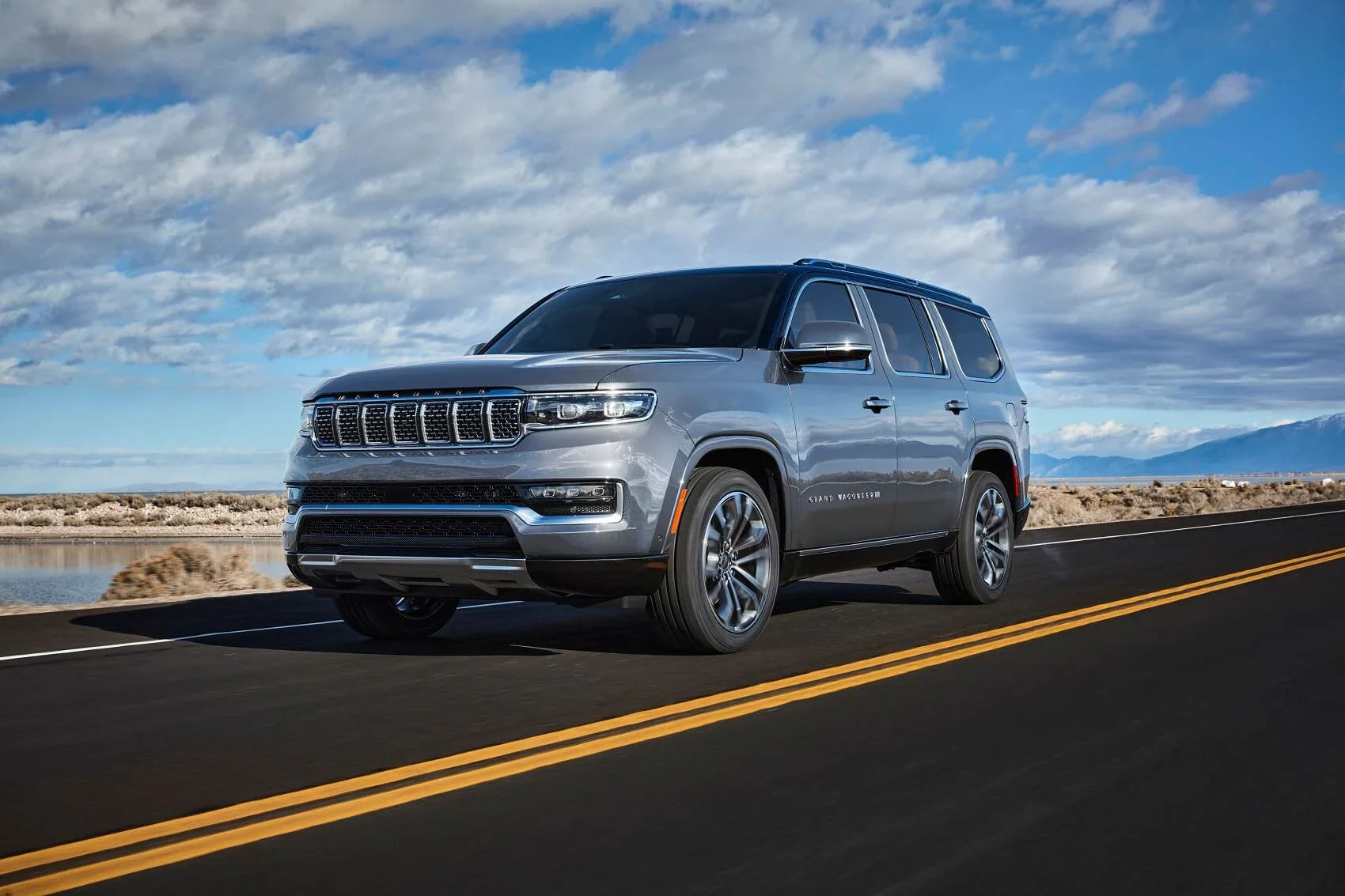 Jeep Grand Wagoneer Plata en carretera